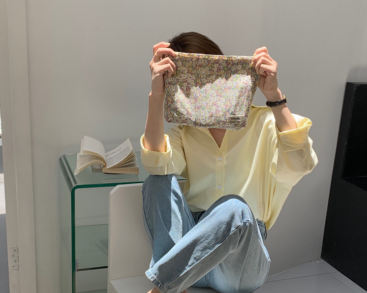 Small Literary Floral Makeup Storage Clutch Image 2
