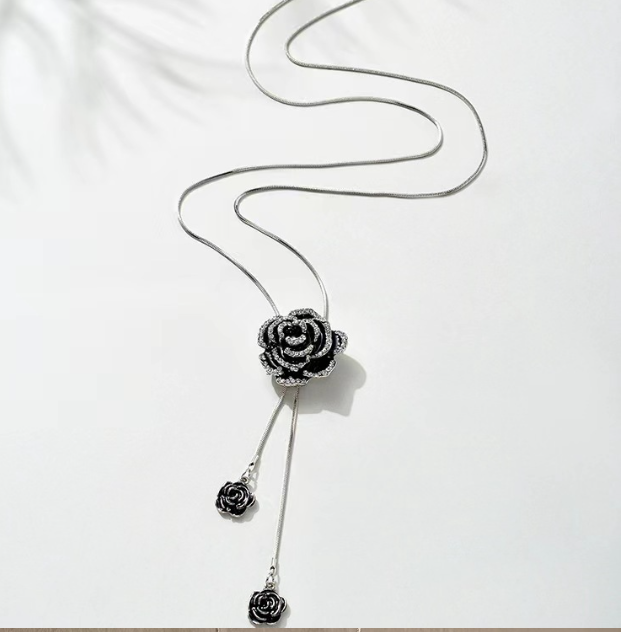 Delicate Necklace in Gold