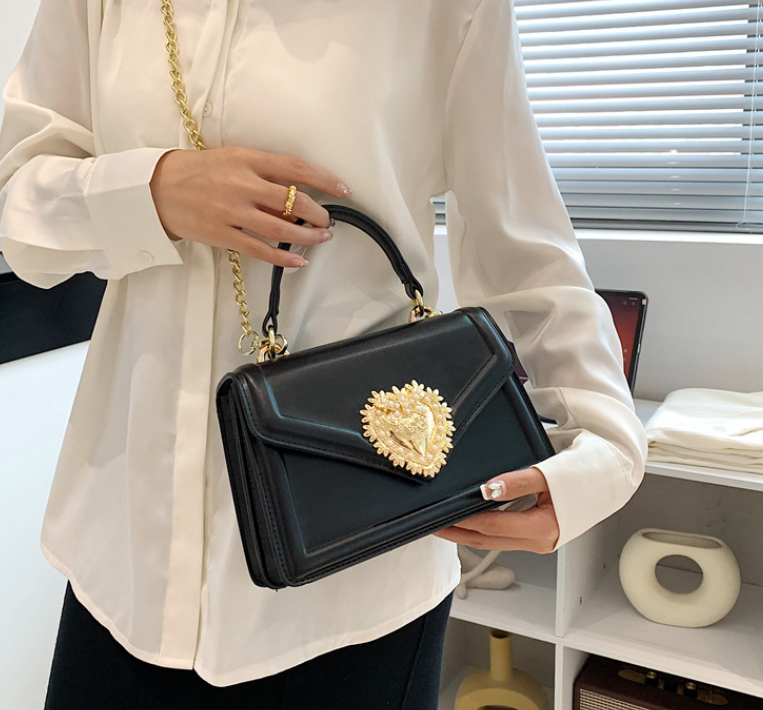 蝴蝶扣小包 Lifestyle Shot