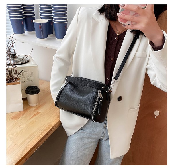 Single Shoulder Bag Image 3