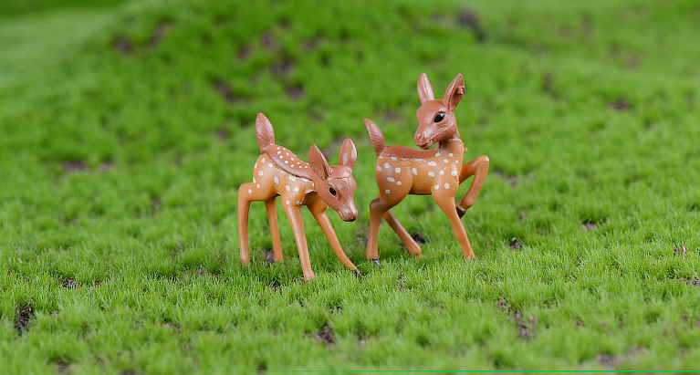 Couple Deer Figurines Detail 2