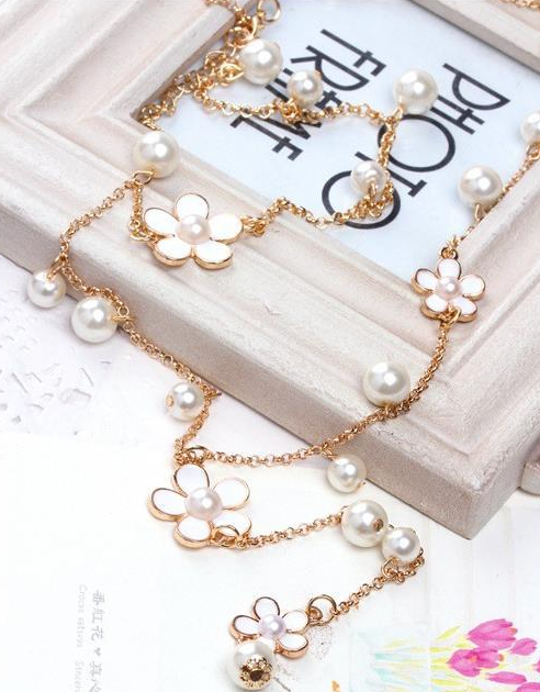 Flower Five Petal Pearl Sweater Chain Image 3