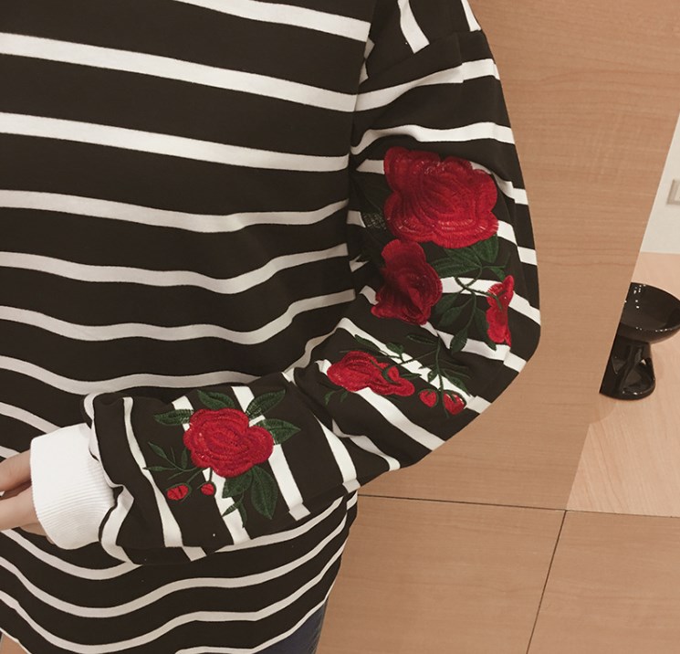 Embroidered Flower Sweatshirt - Black