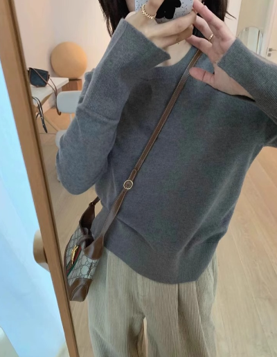 Elegant Cashmere Sweater Style