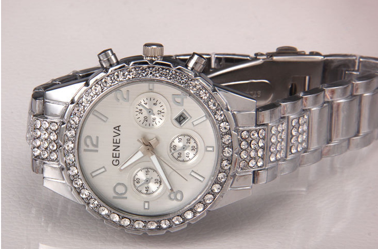 Diamond-studded calendar watch image 6