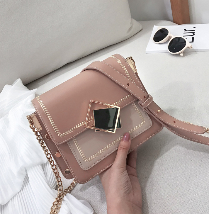 Casual style with the chain shoulder bag