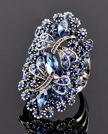 Retro Luxury Zircon Hollow Female Ring Image 1
