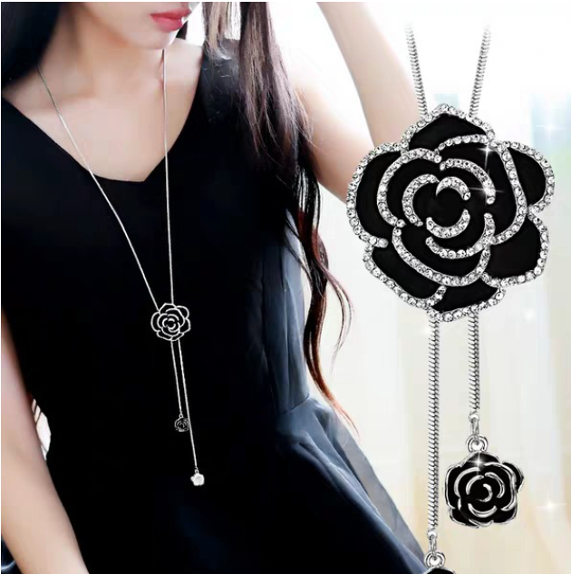Delicate Necklace in Silver