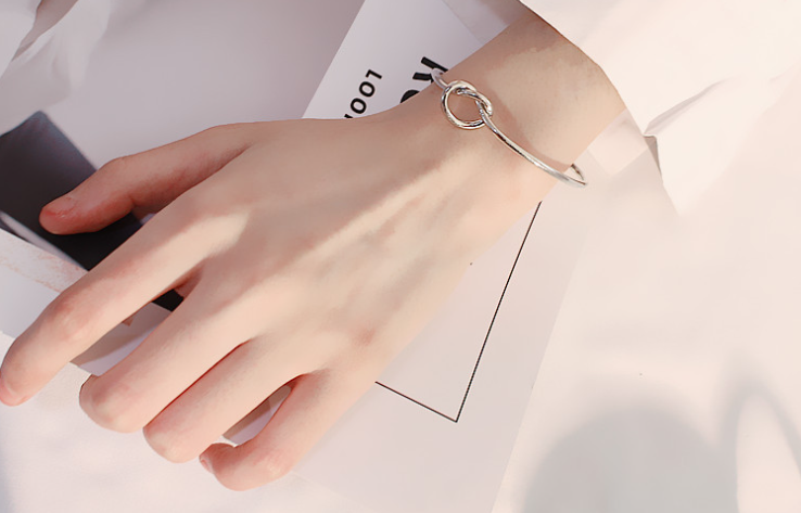 Elegant bangle design