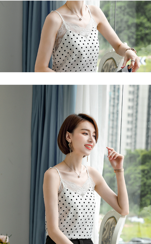 V-neck lace-trimmed small vest