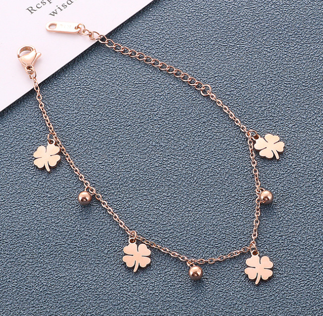 KIARA_CLOVER Bracelet Close Up