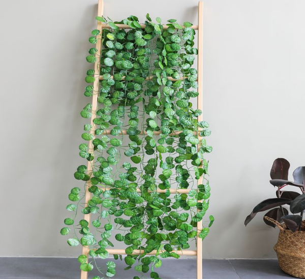 Artificial vine with leaves