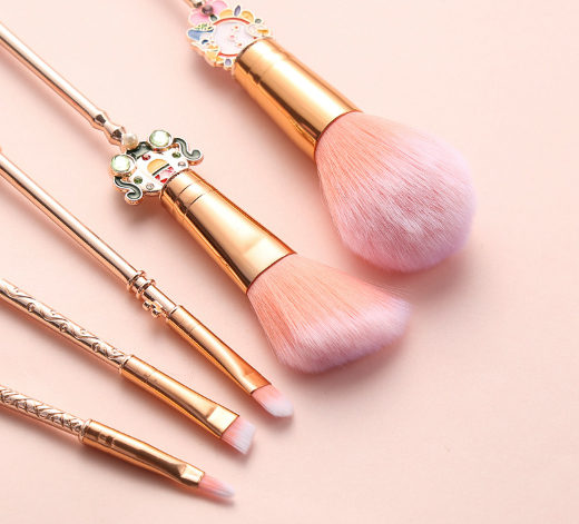 Alice Makeup Brushes in Use