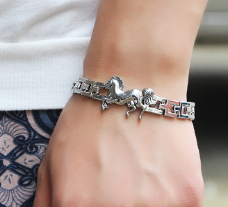 Bracelet in a stylish setting