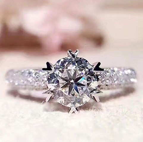 Elegant Design of Six-Claw Heart-Shaped Ring