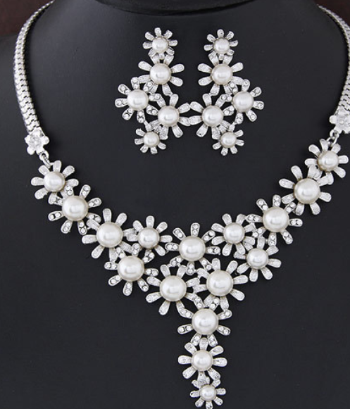 Fashion Earrings and Necklace Set Display