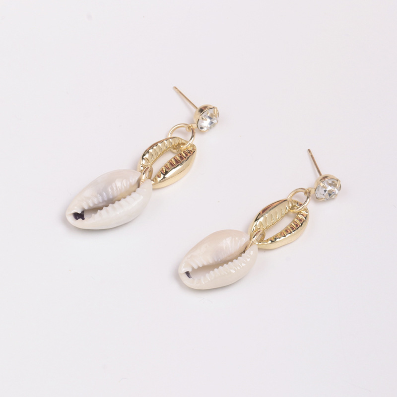 Elegant Design of Pearl Shell Earrings
