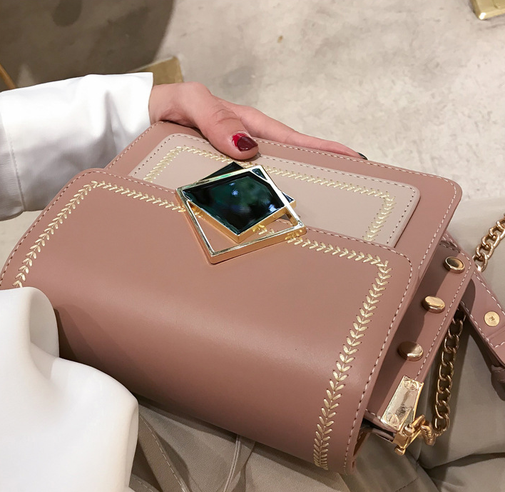 Chain shoulder bag in action