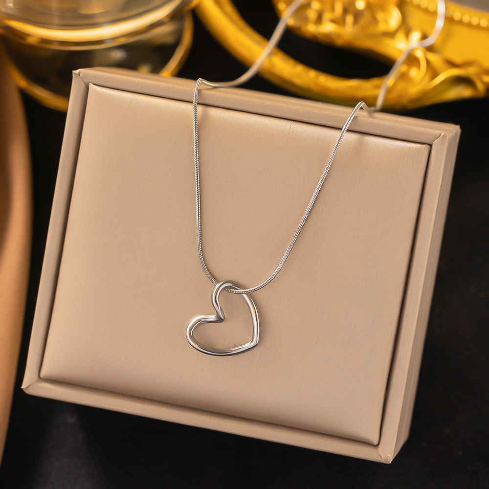 Minimalistic Heart Necklace Image 1