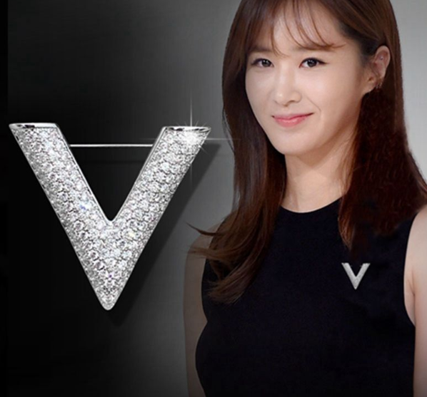 Anti light Brooch flower image