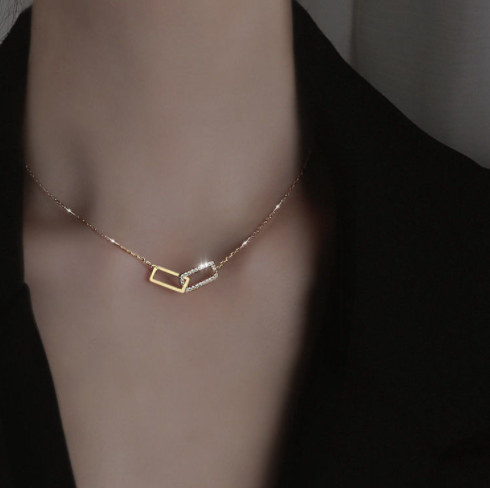 Stylish pendant necklace
