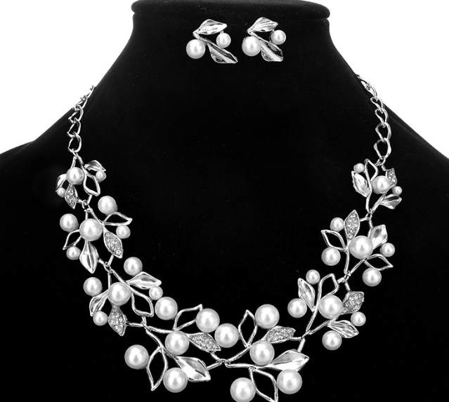 Elegant Necklace Set Image 2