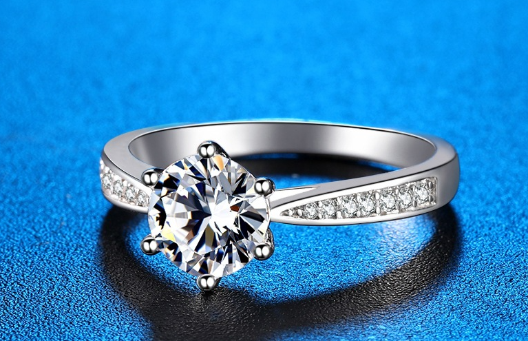 Elegant Design of the Silver Ring