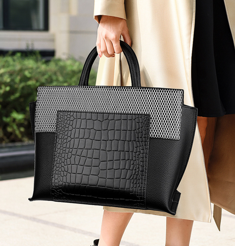 Fashionable Shoulder Bag Image 2
