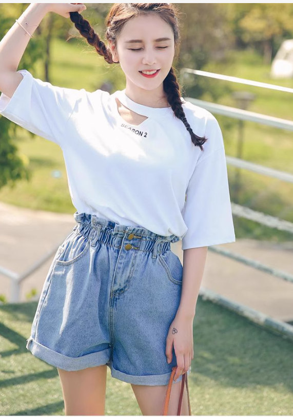 Flattering wide-leg style