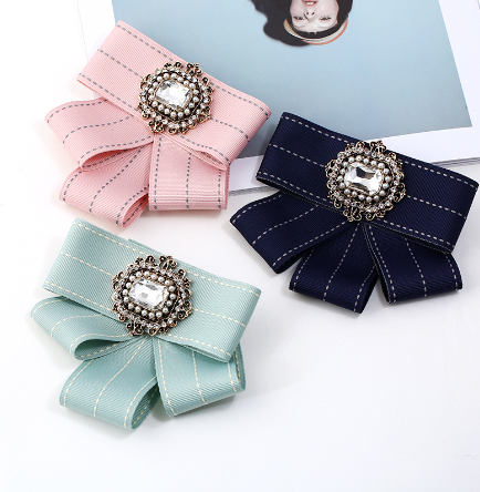 Bowtie Brooch Green