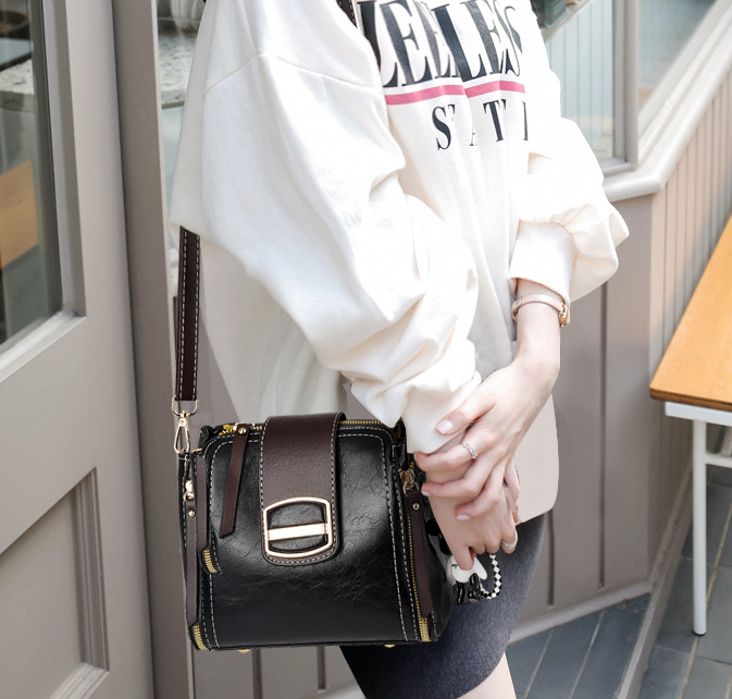 Crocodile Pattern Crossbody Bag in Black