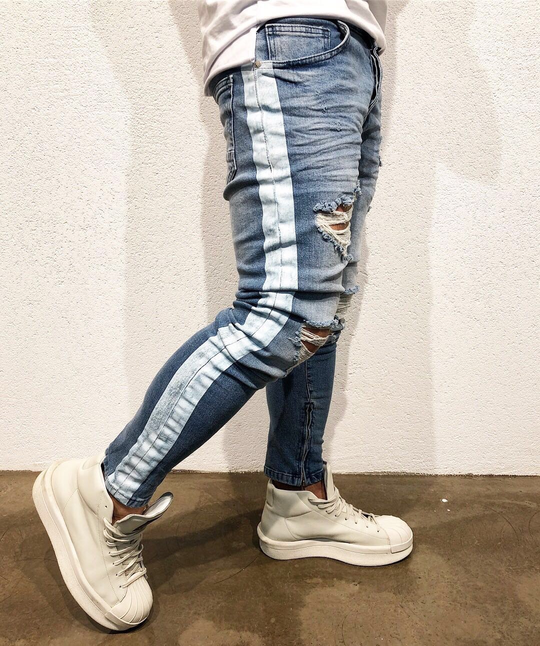 Aspecto de Moda de los Jeans Azules Rasgados de Corte Slim para Hombre