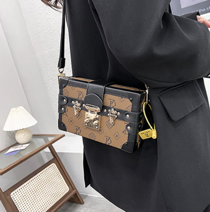Chain Bag Image 3