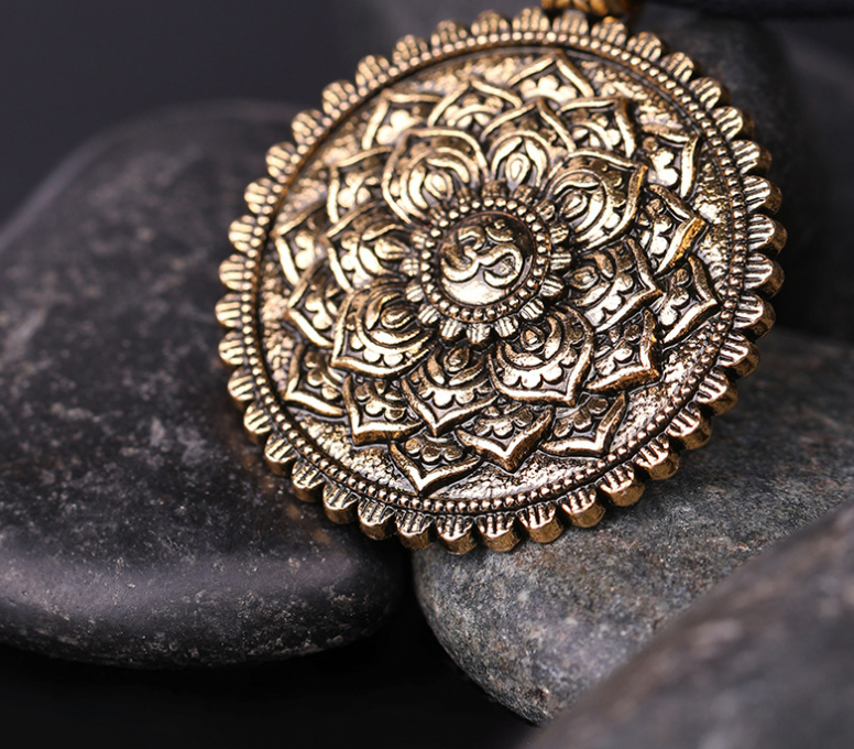 Double-sided necklace in gold