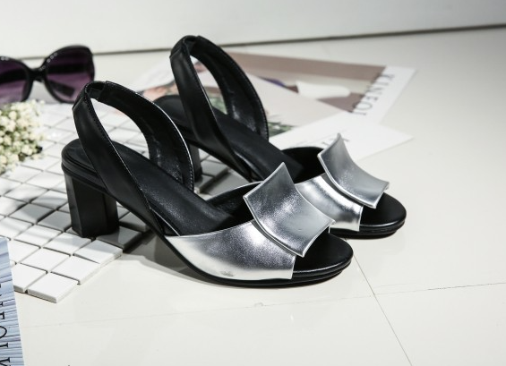 Open-Toe Chunky Heel Sandals Image 7