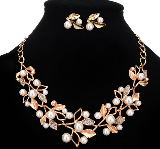 Elegant Necklace Set Image 1
