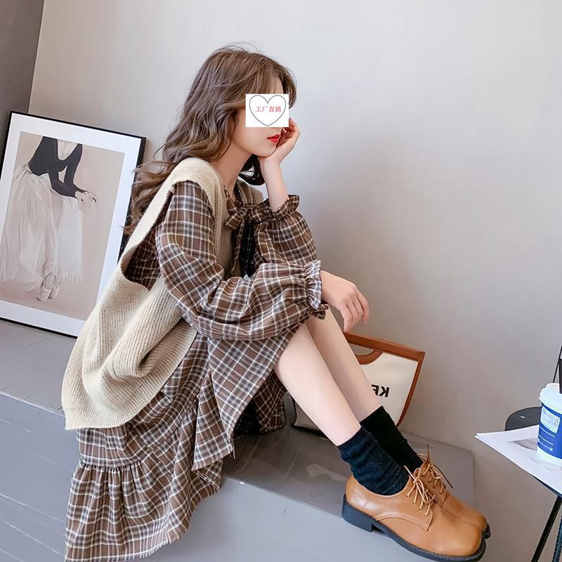Elegant long-sleeve shirt with ruffled collar