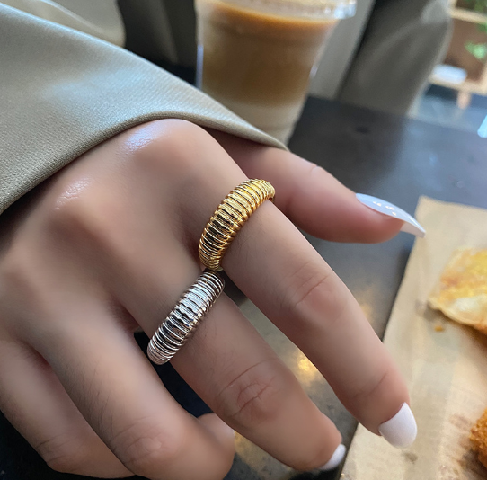 Anillo de mujer a rayas estilo retro con estampado de tablero de ajedrez
