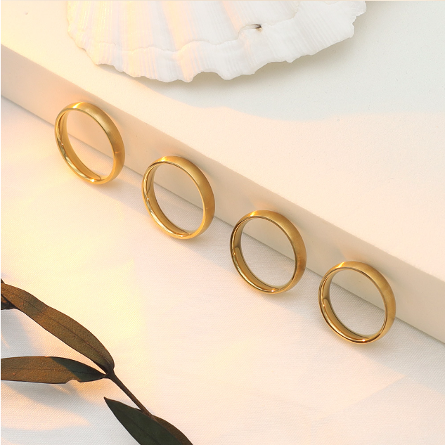 18k Gold Plain Ring Side View