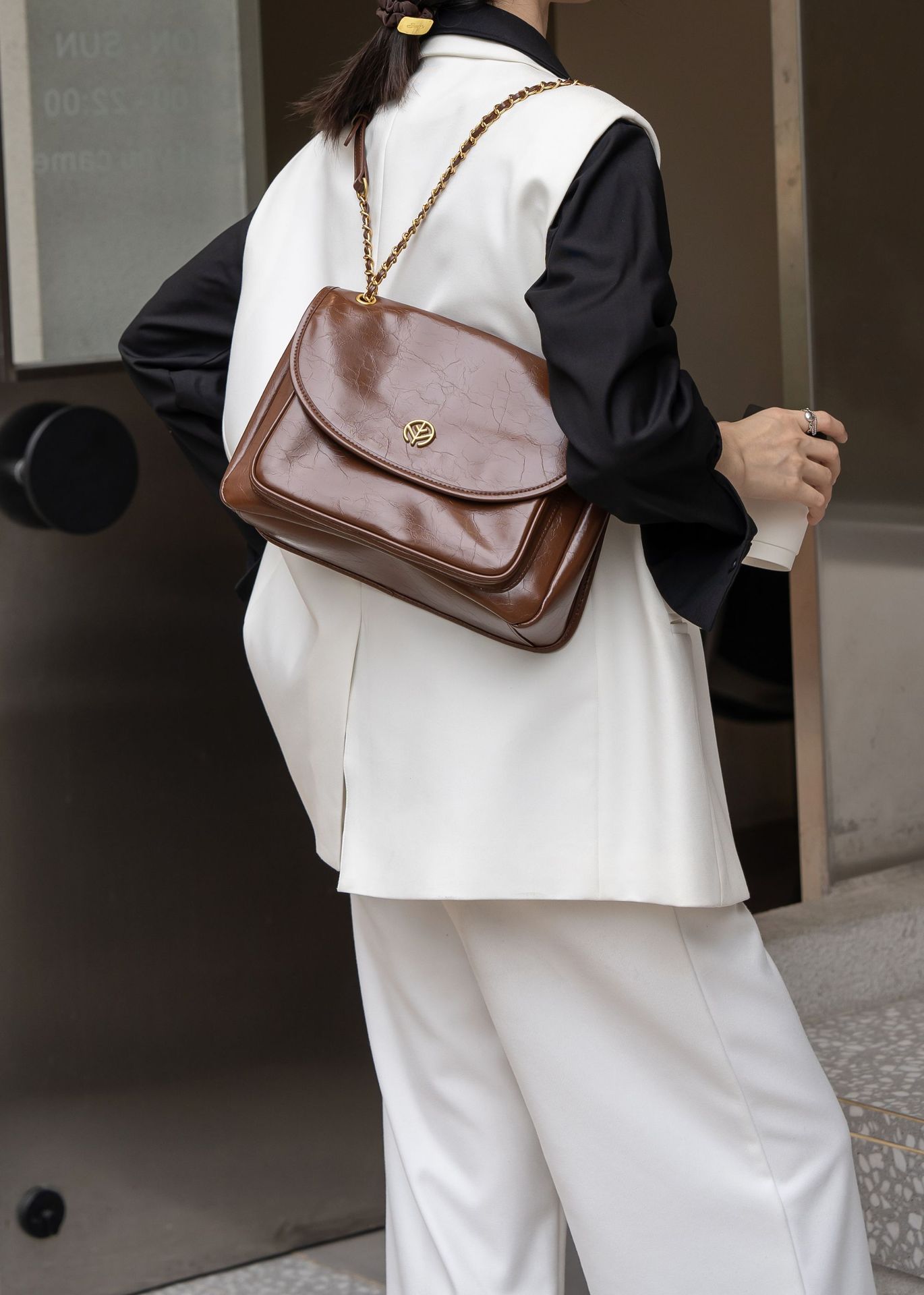 Chic Crossbody Bag Image 2