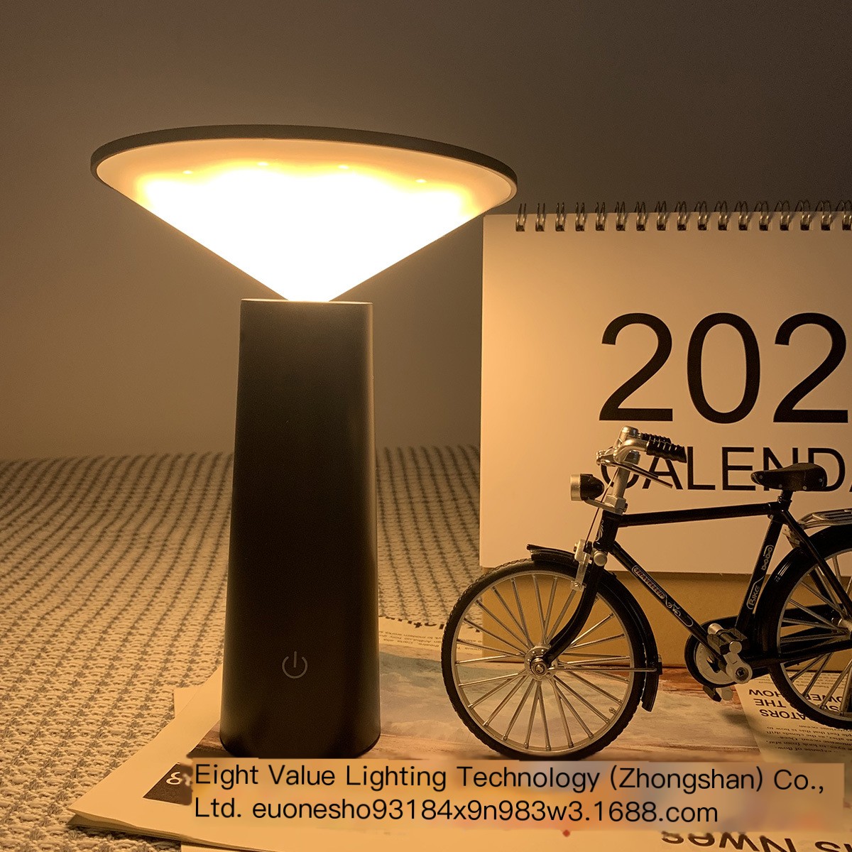 Small i Table Lamp in White