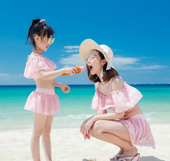 Mother-daughter swimwear model 3