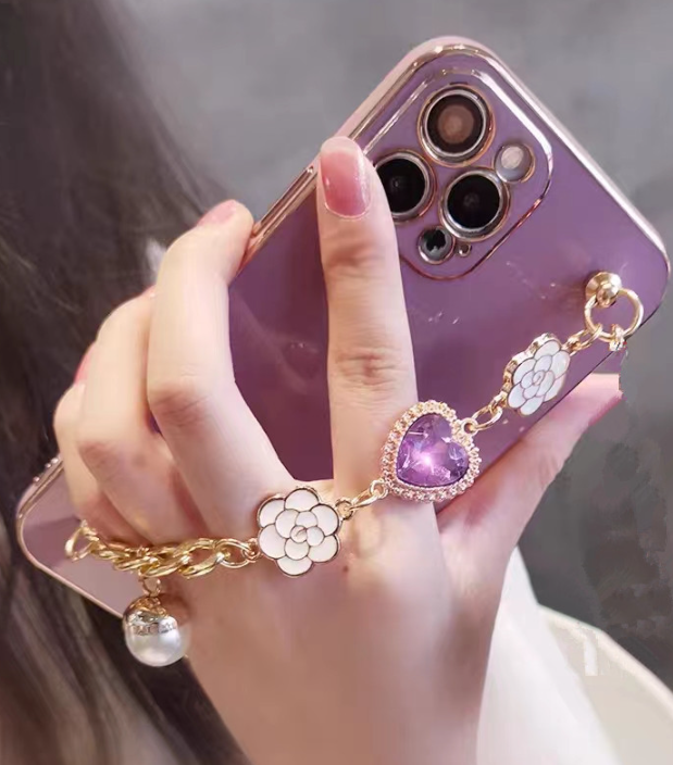 Four Leaf Grass Chain Mobile Phone Case - Lifestyle Image