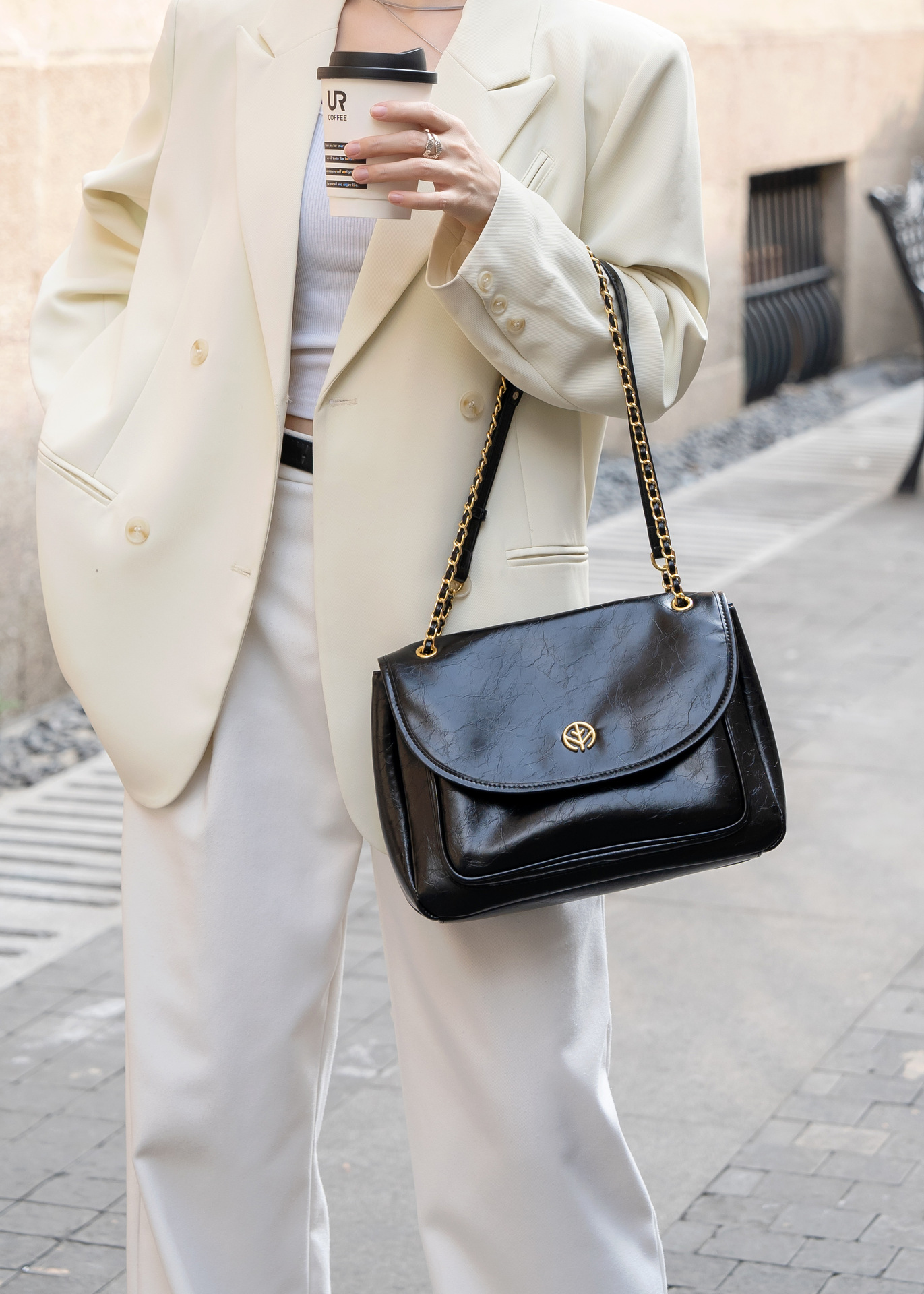 Chic Crossbody Bag Image 1