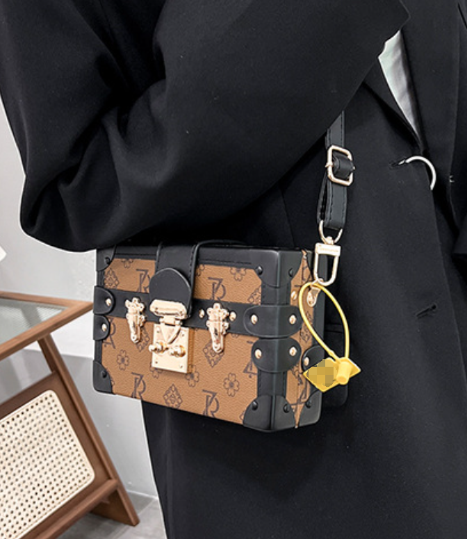 Chain Bag Image 1