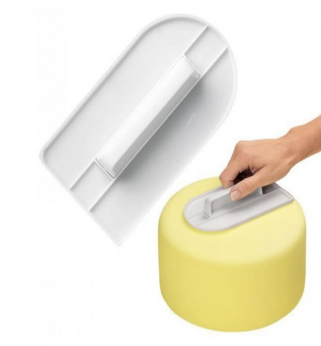 Bakaddicts Cake Smoother in use