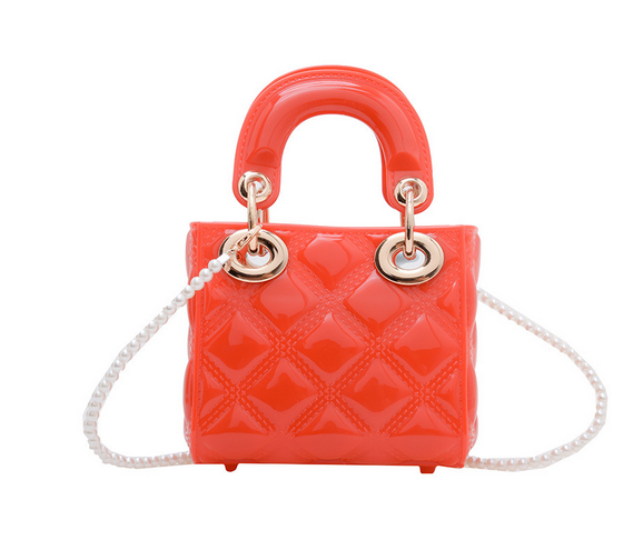 Diamond-patterned chain bag image 4