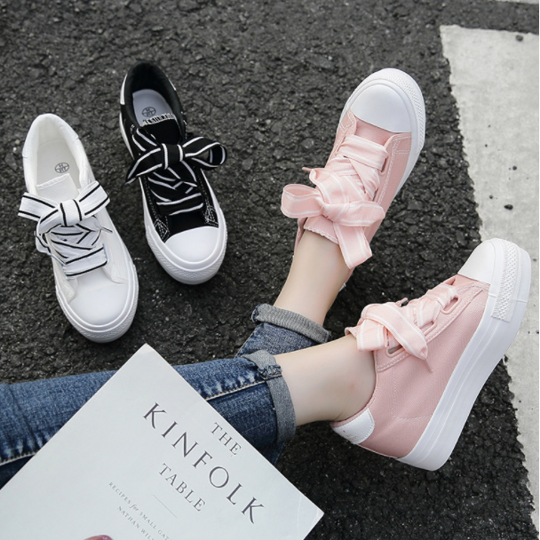 Flat shoes in white