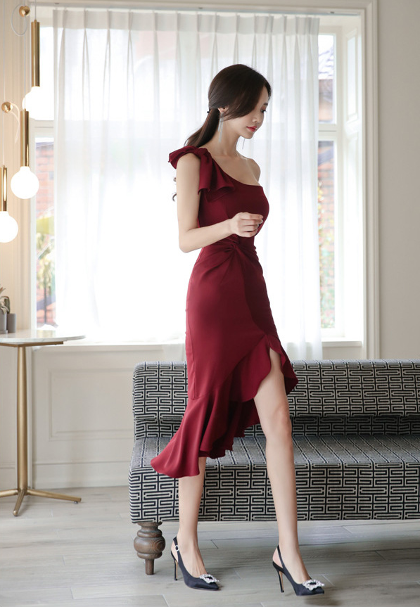 One-shoulder dress ruffle detail