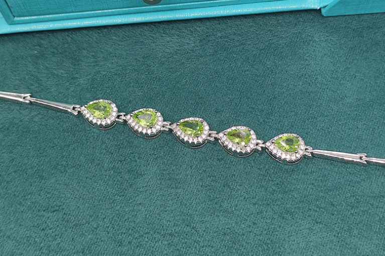 Beautiful Peridot Color of Inlaid Natural Olivine Bracelet